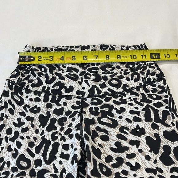 Leopard Print Sports Top and Leggings Set Size Medium - Picture 4 of 8